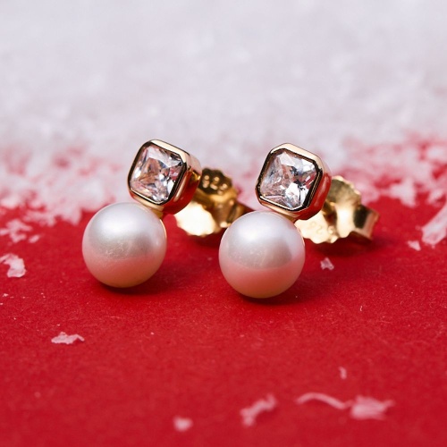 Pearl Radience stud earrings yellow gold