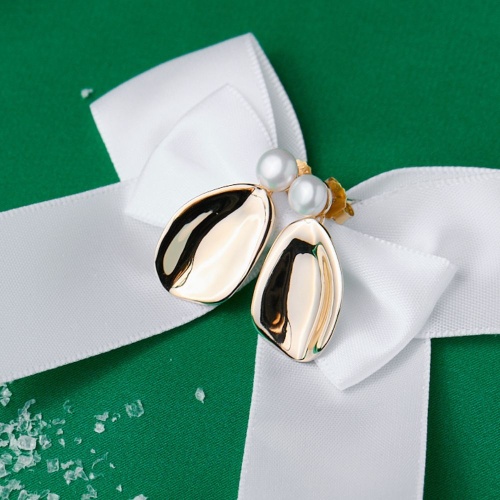 Golden Petal Pearl stud earrings yellow gold